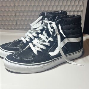 Vans Sk8-Hi Shoe in Black & White